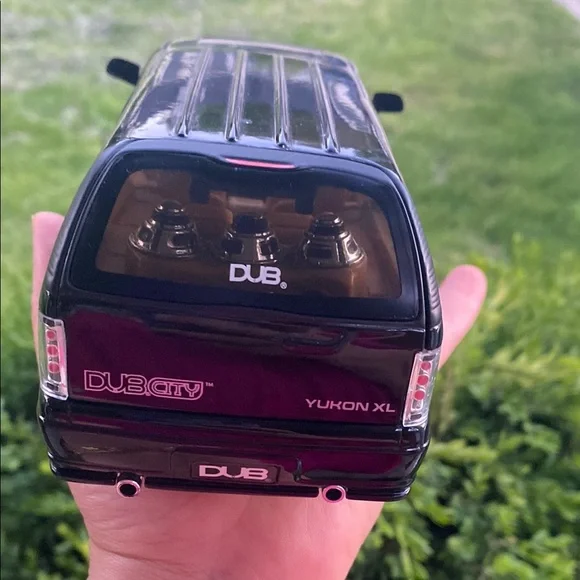 JADA Dub City 2002 GMC YUKON XL DENALI 1:24 Scale Diecast